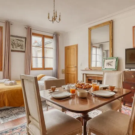 Bohemian & Authentic Parisian Flat - 07